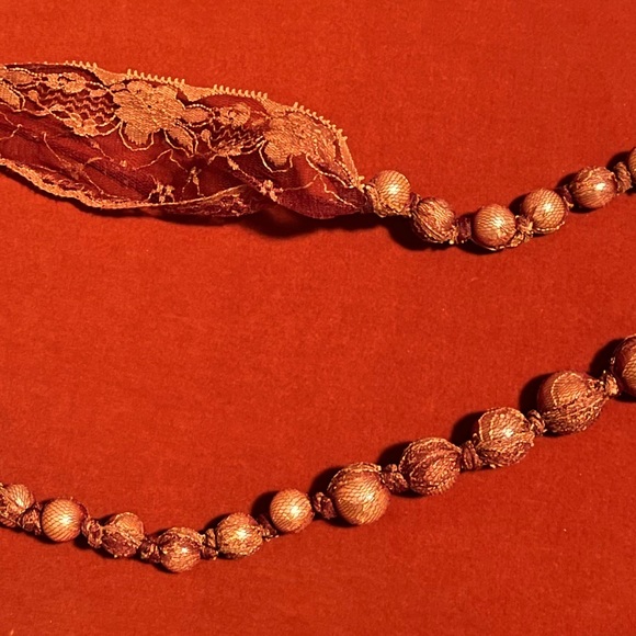 Faux pearls and lace necklace - Picture 3 of 3